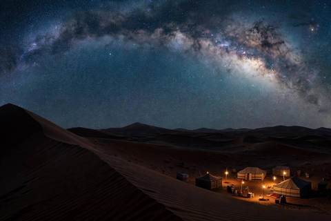 La Voie lactée au-dessus des dunes du Sahara la nuit près de Merzouga
