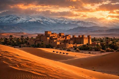 Kasbah dorée au bord d'une palmeraie avec une caravane de chameaux traversant les dunes du Sahara au coucher du soleil