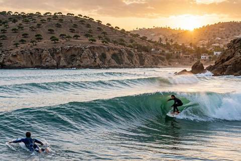 Un surfeur sur une vague atlantique propre à Anchor Point près de Taghazout, Maroc, à l’heure dorée