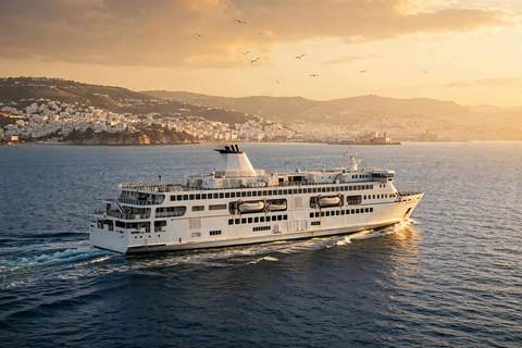 Un ferry de passagers traversant le détroit de Gibraltar vers la côte marocaine, avec la ville blanche de Tanger à l'horizon